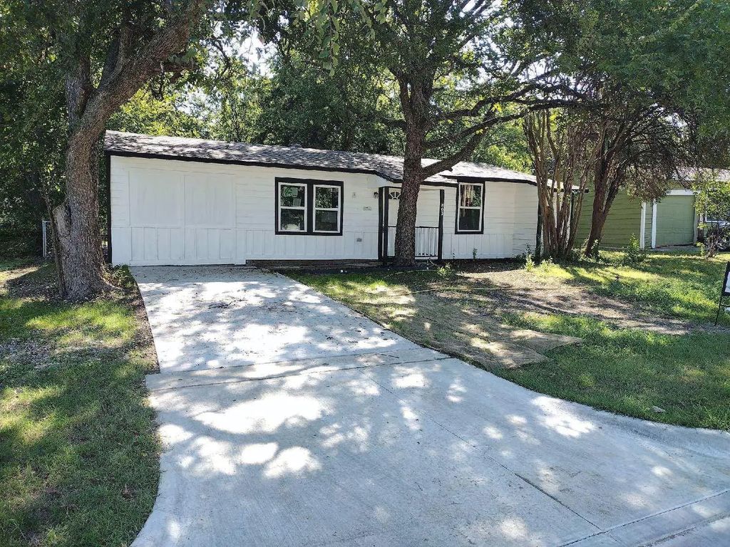 807 Skylark Drive, Arlington