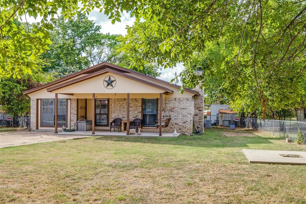 825 Poe Street, Azle