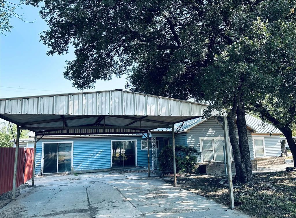 1405 E Central Avenue, Comanche