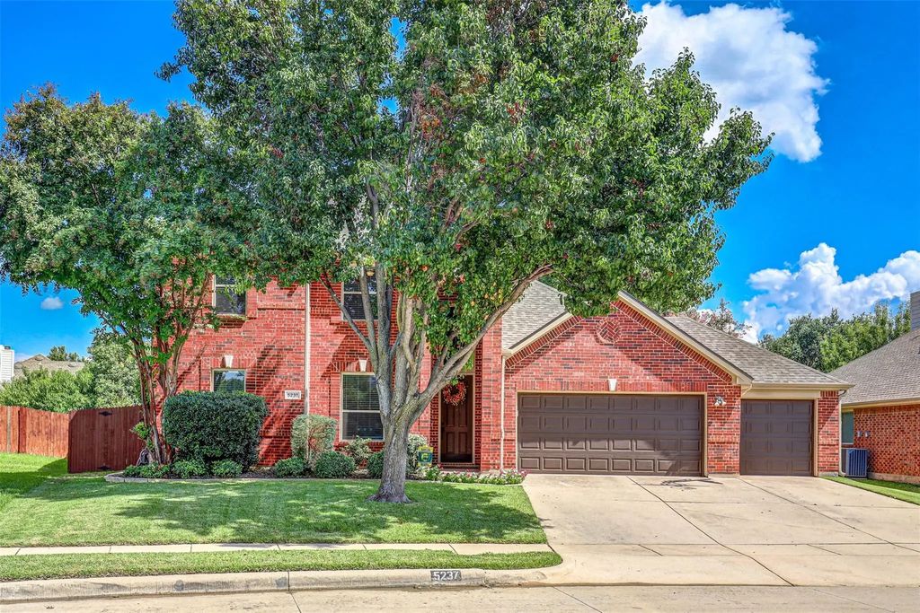 5237 Scenic Point Drive, Fort Worth