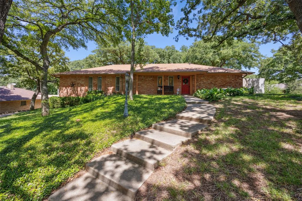 1501 Woodridge Circle, Euless