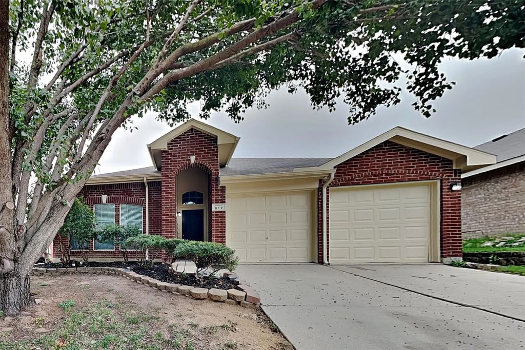 817 Fox Hunt Trail, Fort Worth