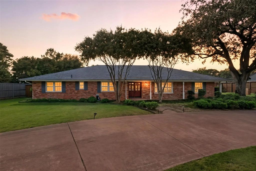 11321 Snow White Drive, Dallas