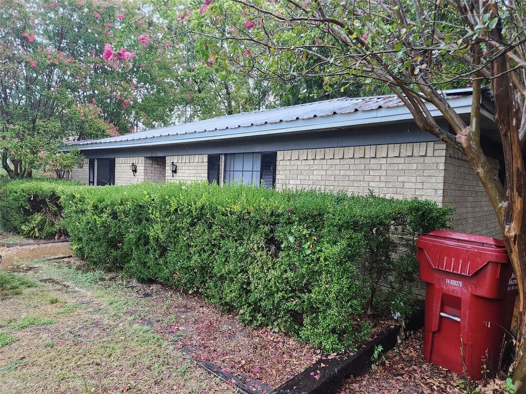 209 E 2nd Street, Quinlan