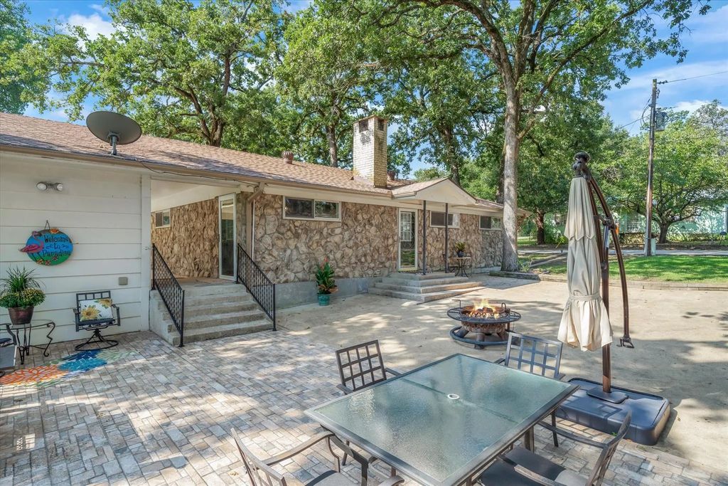913 Doe Run Road, Tool