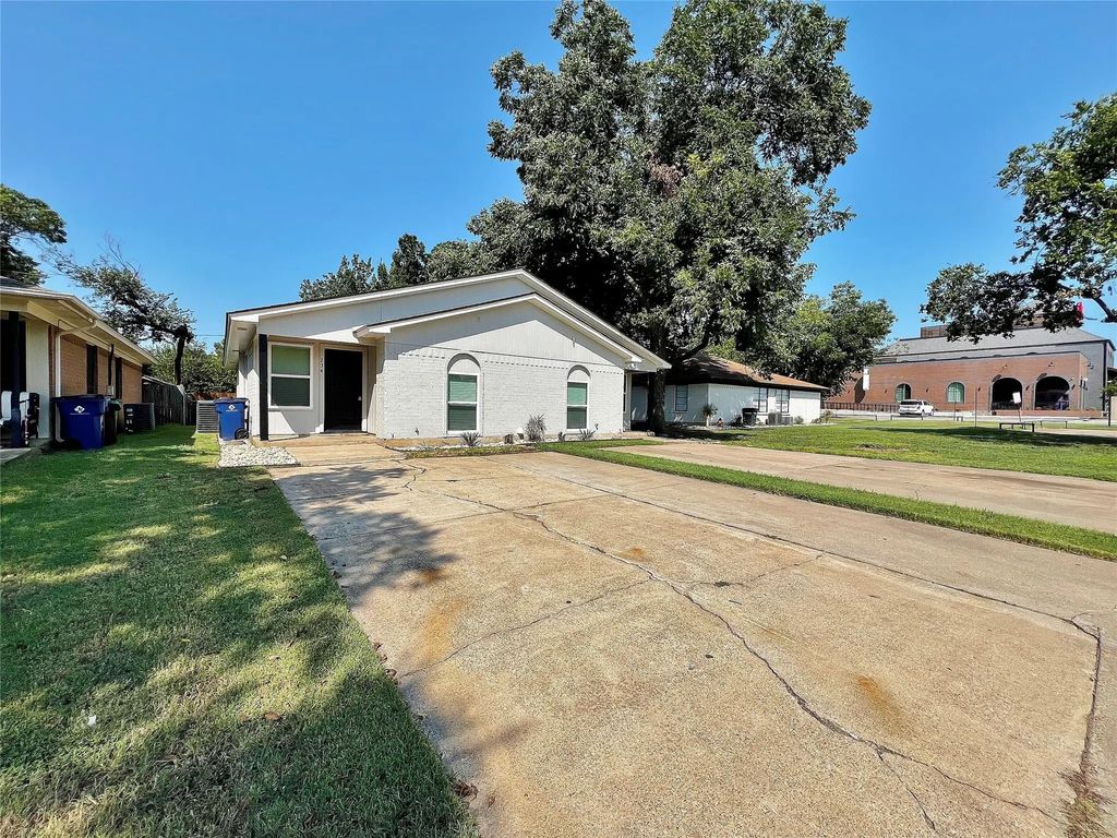 234 S Main Street, Burleson