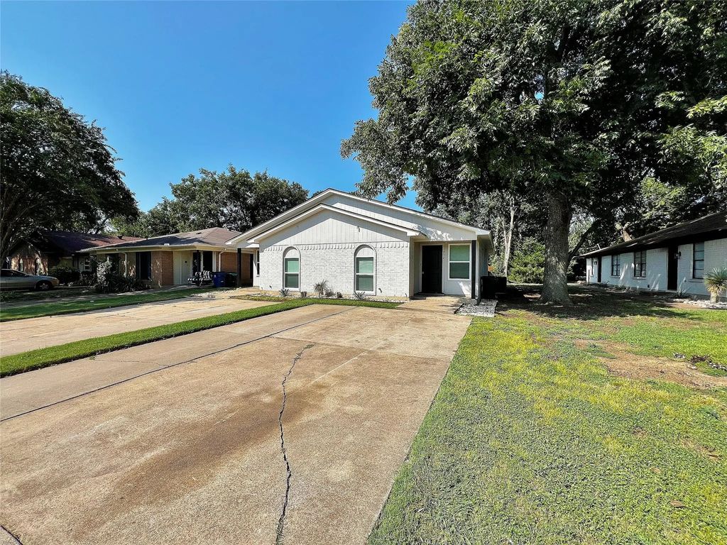 232 S Main Street, Burleson