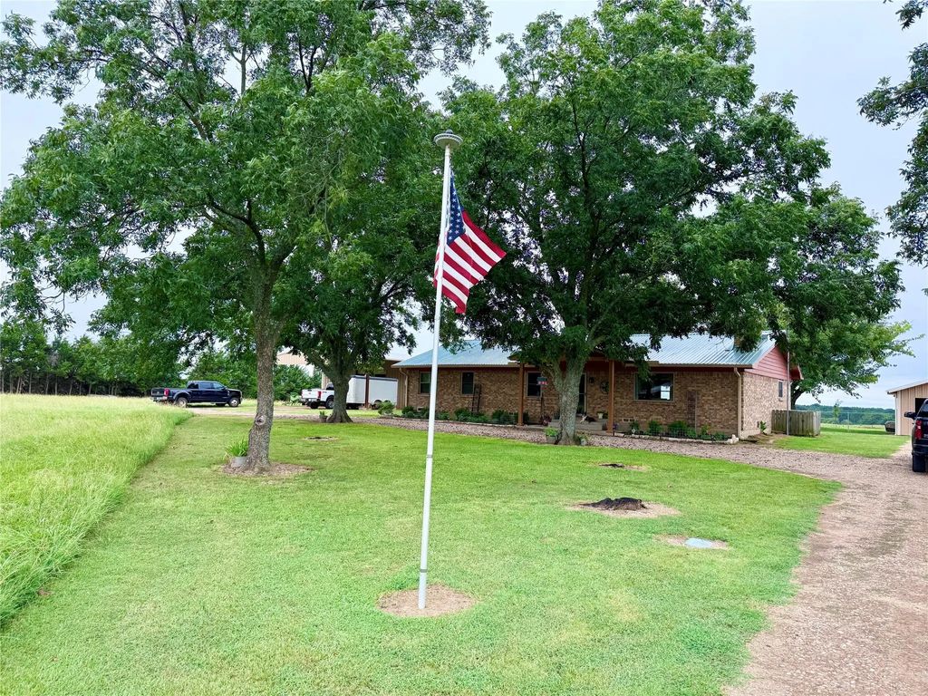 1611 County Road 1155, Bonham