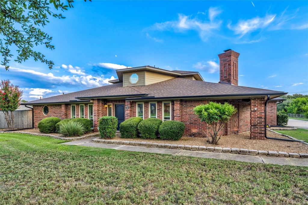 210 Oak Trail Drive, Double Oak
