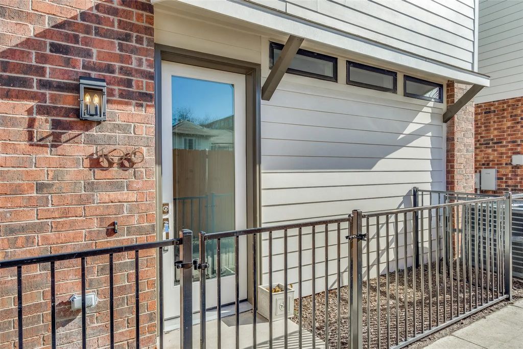 106 E Chester Court, Dallas