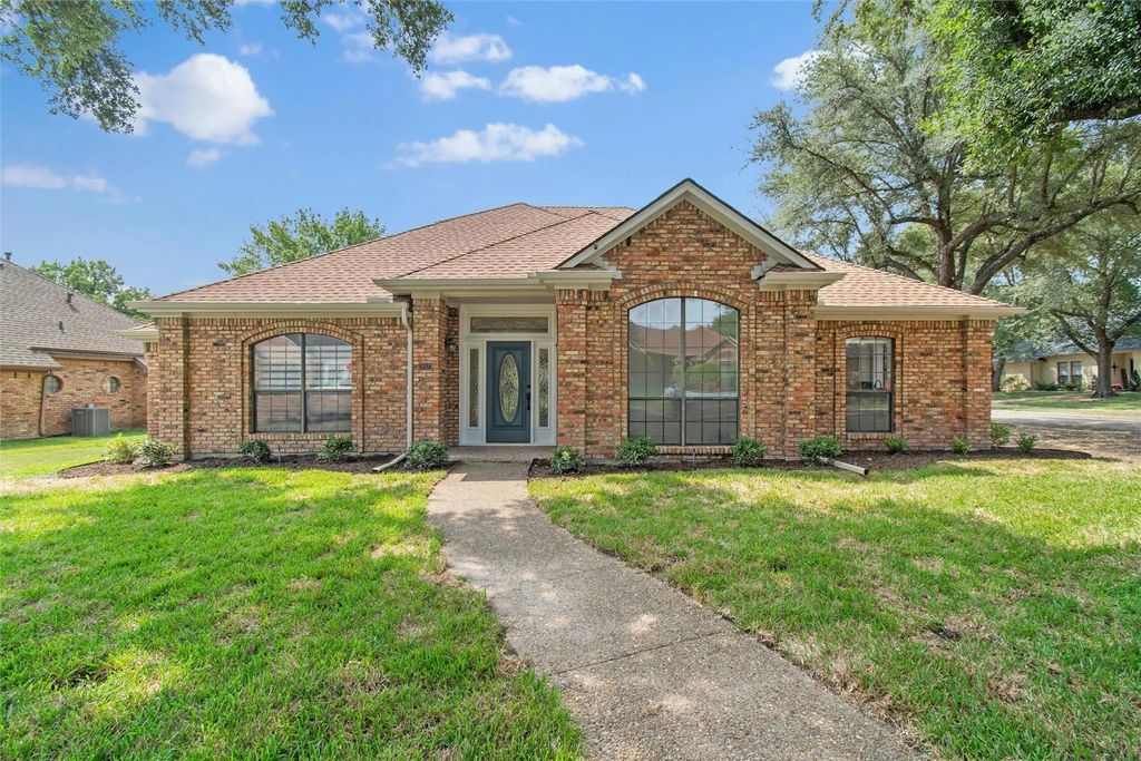 807 Williamsburg Drive, Ennis