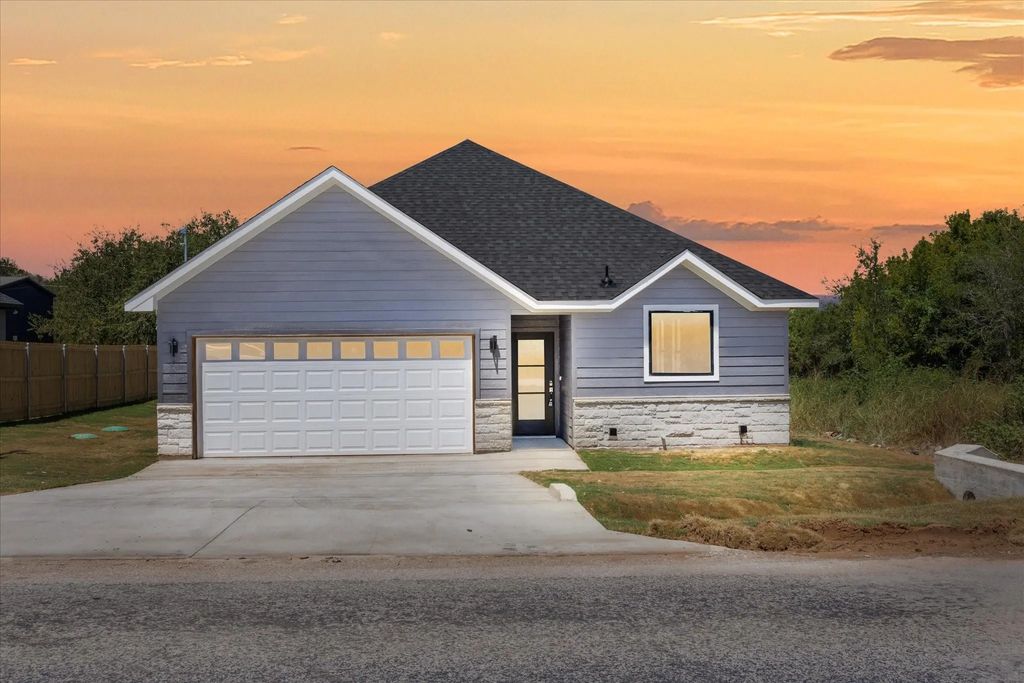 810 Ports O Call Drive, Granbury