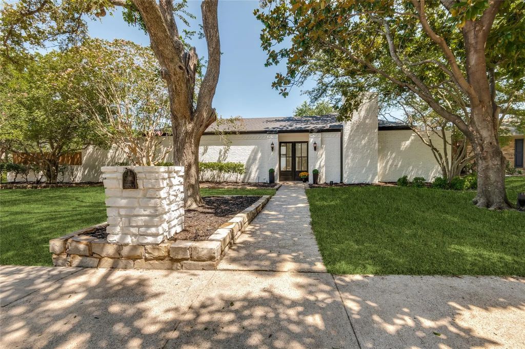 7624 Carta Valley Court, Dallas