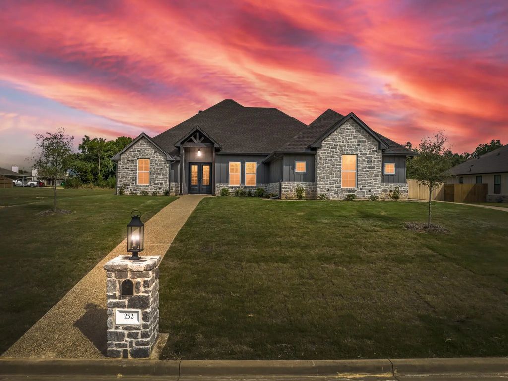 252 Fox Run Lane, Robinson