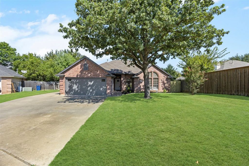 419 Springhill Court, Burleson