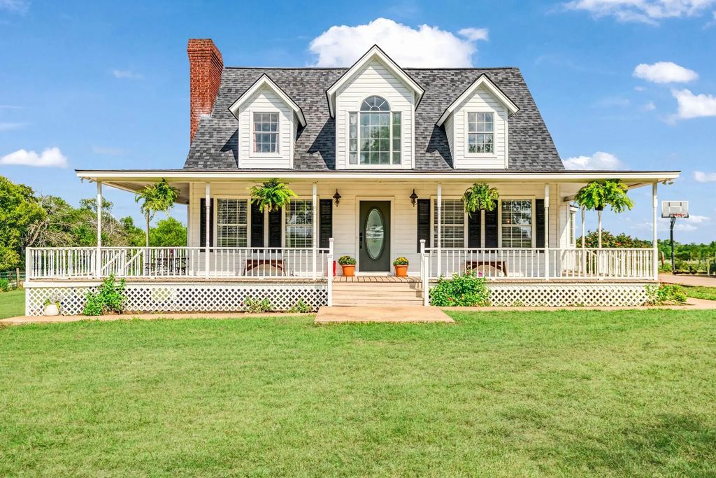 2789 County Road 22900, Paris