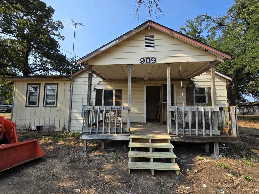 909 E Sears Street, Denison