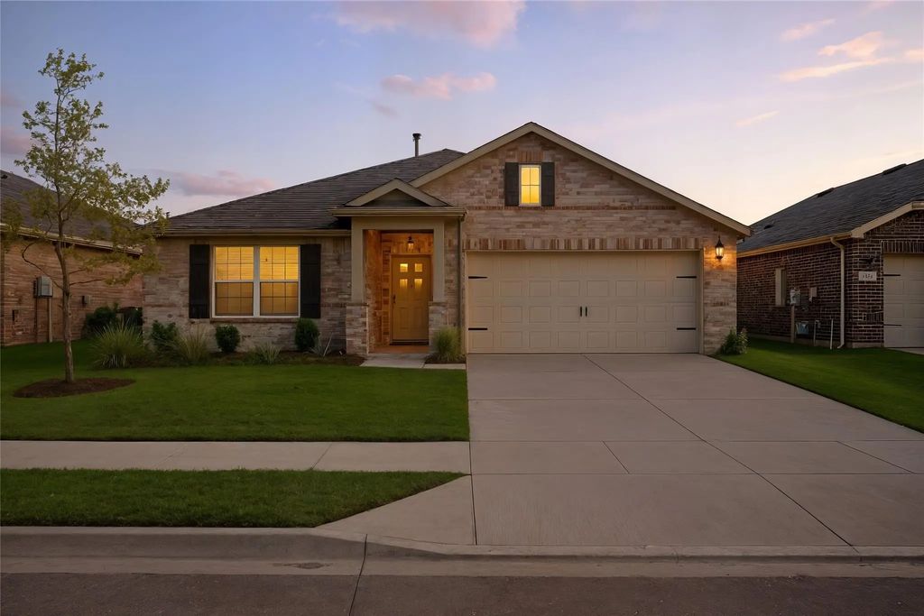 1936 Huisache Street, Royse City