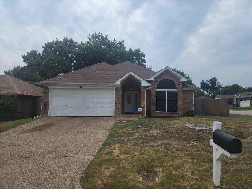 700 Cross Ridge Circle, Fort Worth