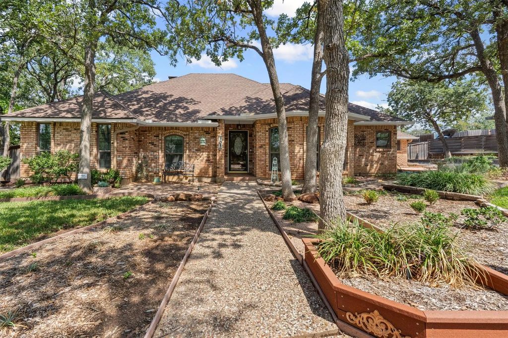 703 Shady Creek Drive, Kennedale