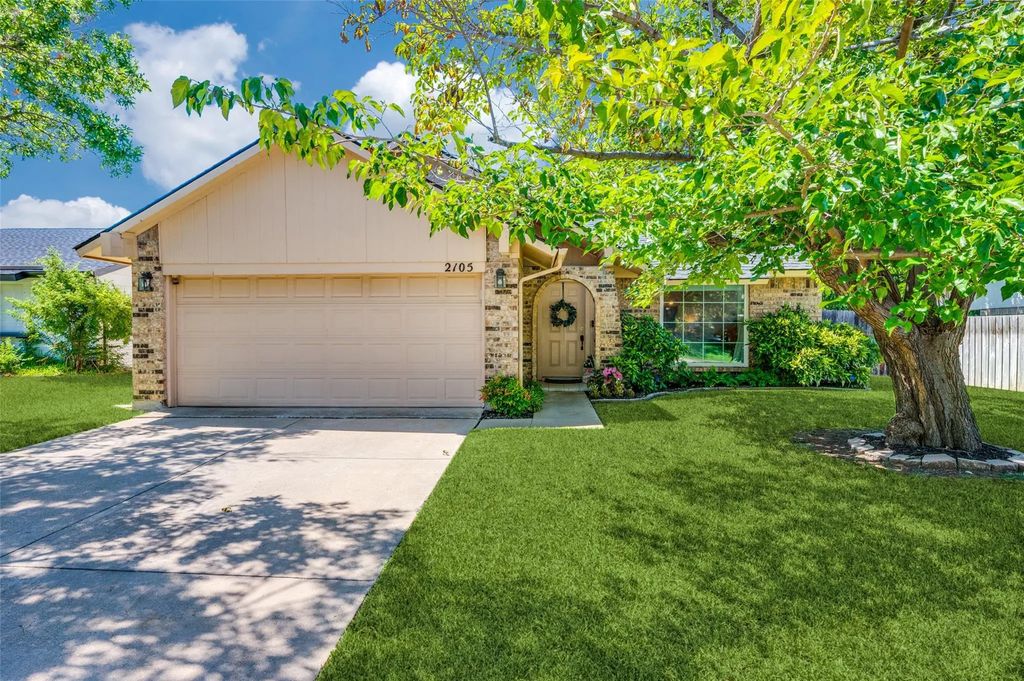 2105 Via Estrada, Carrollton