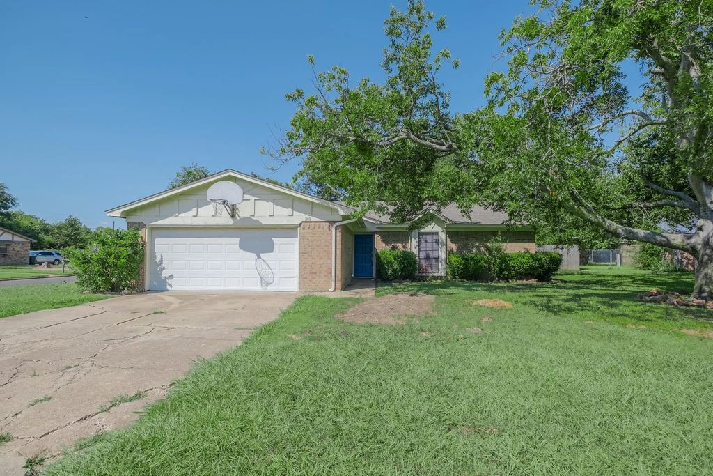 1108 Delta Court, Benbrook