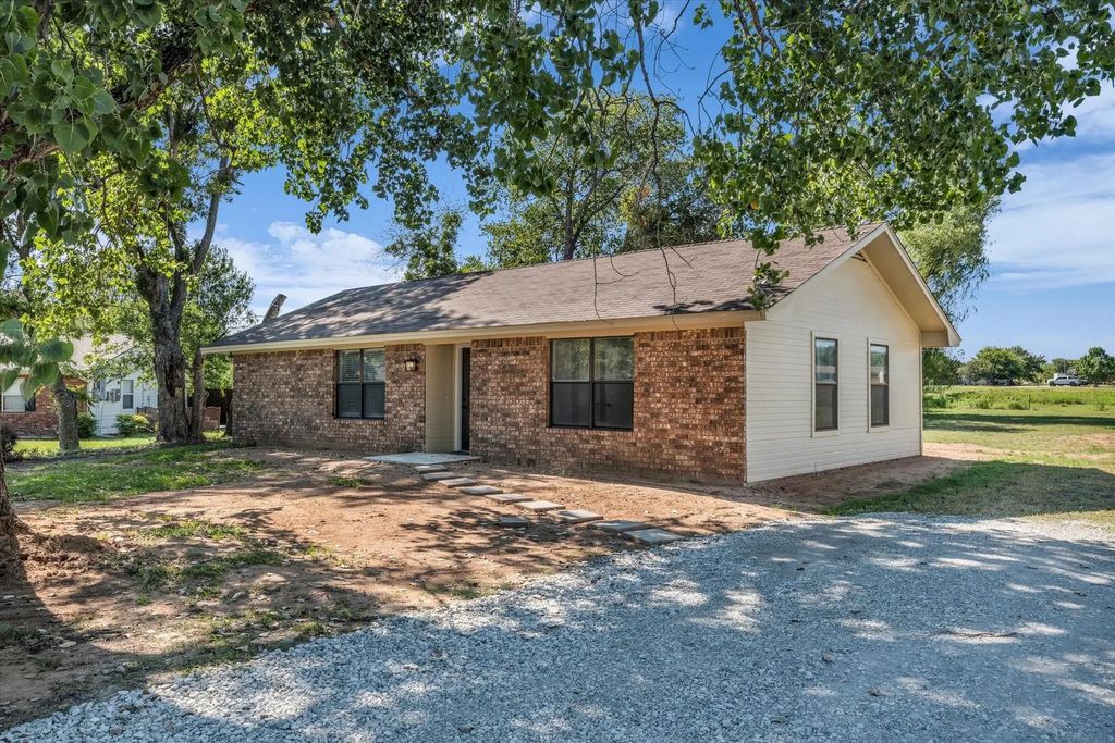 228 Windy Acres, Woodway