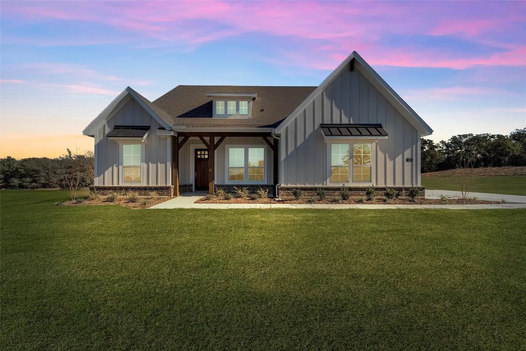 136 Oak Grove Way, Springtown
