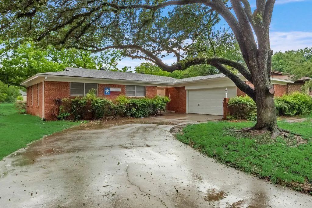 805 N Douglas Avenue, Cleburne