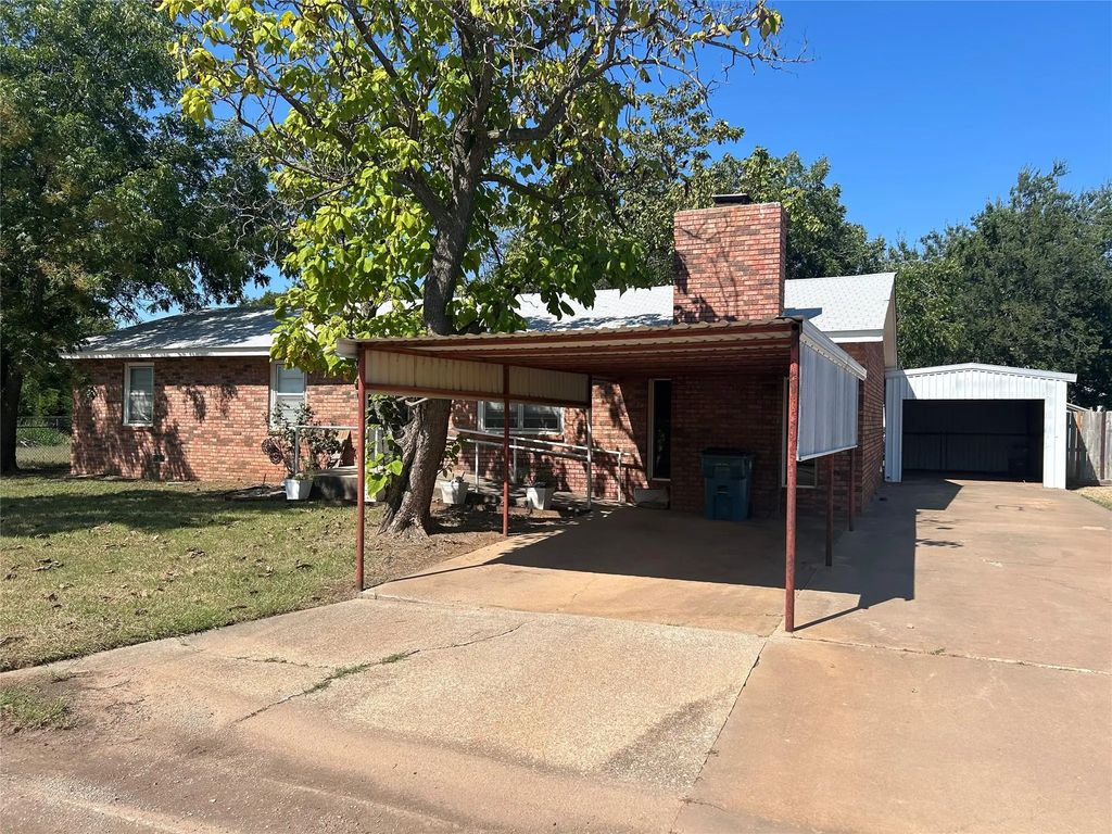 505 S Sycamore Street, Archer City