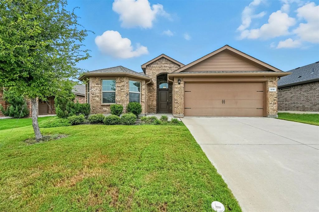 516 Foxhunter Street, Fort Worth
