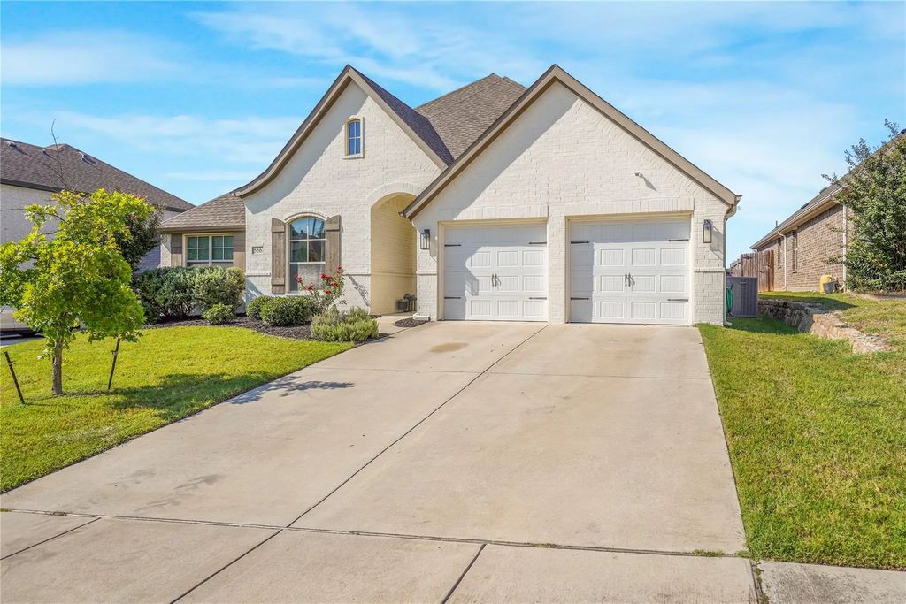 556 Inwood Street, Benbrook
