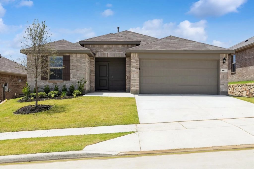 9437 Golden Tree Avenue, Fort Worth