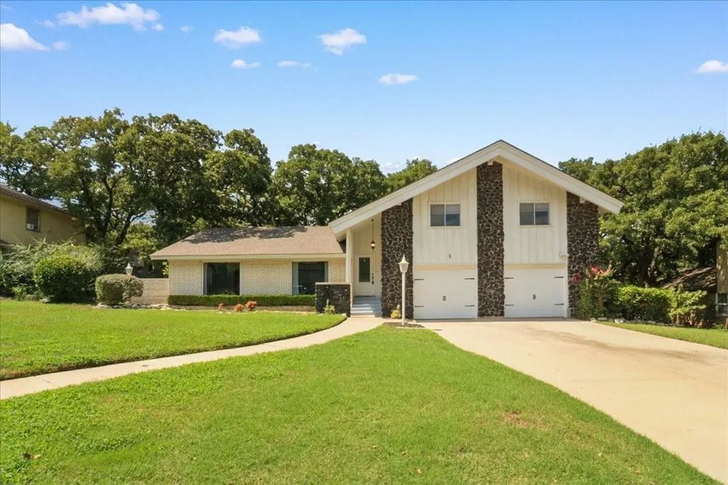 2803 Oak Cliff Lane, Arlington