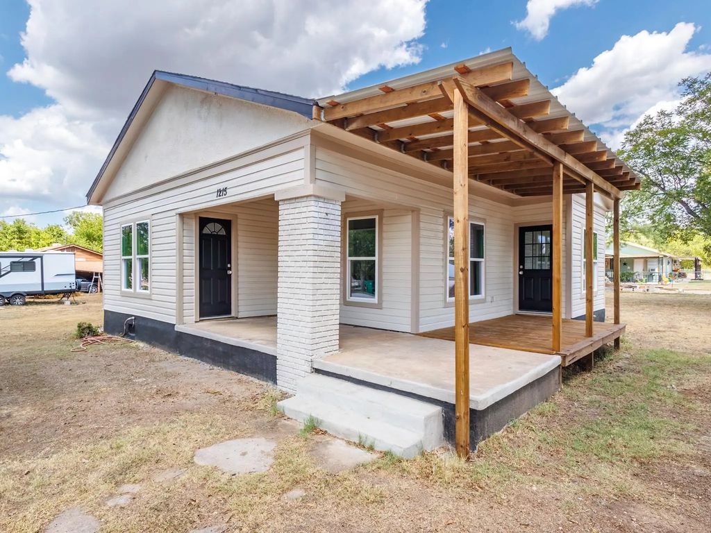 1215 Llano, Coleman