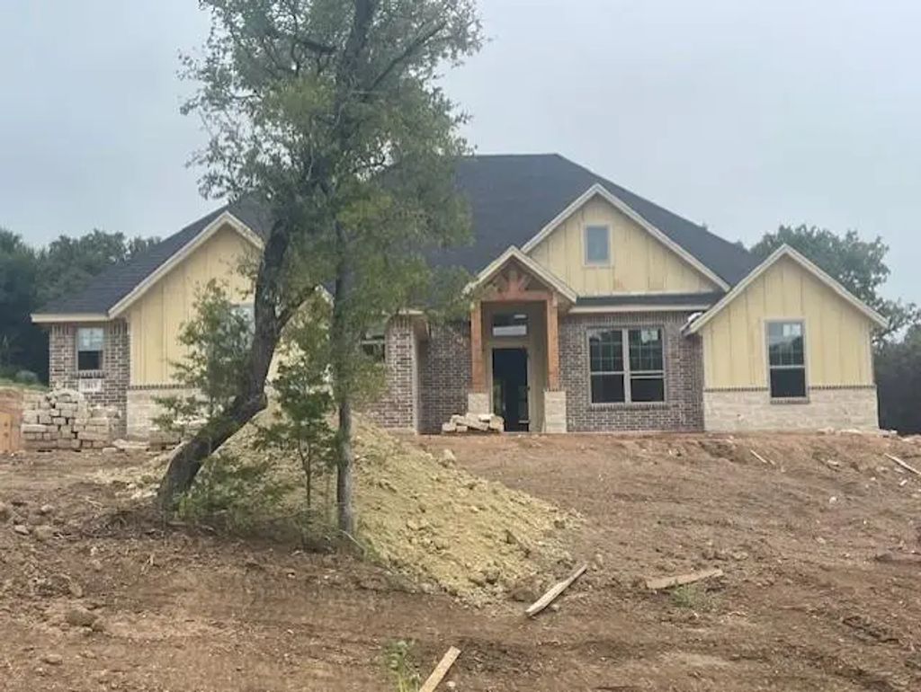 2013 Bedford Court, Weatherford