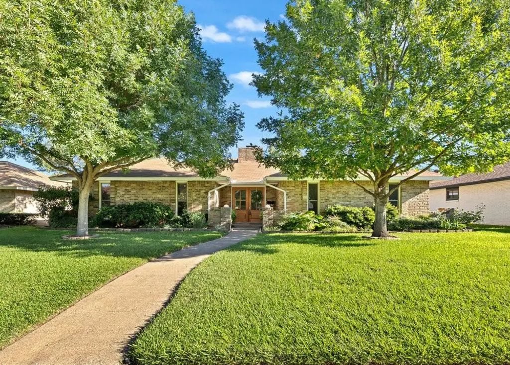 3927 High Summit Drive, Dallas