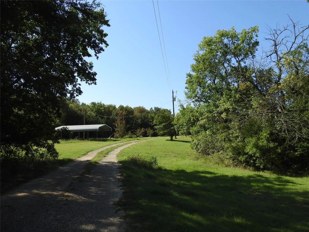421 County Road 2905, Dodd City