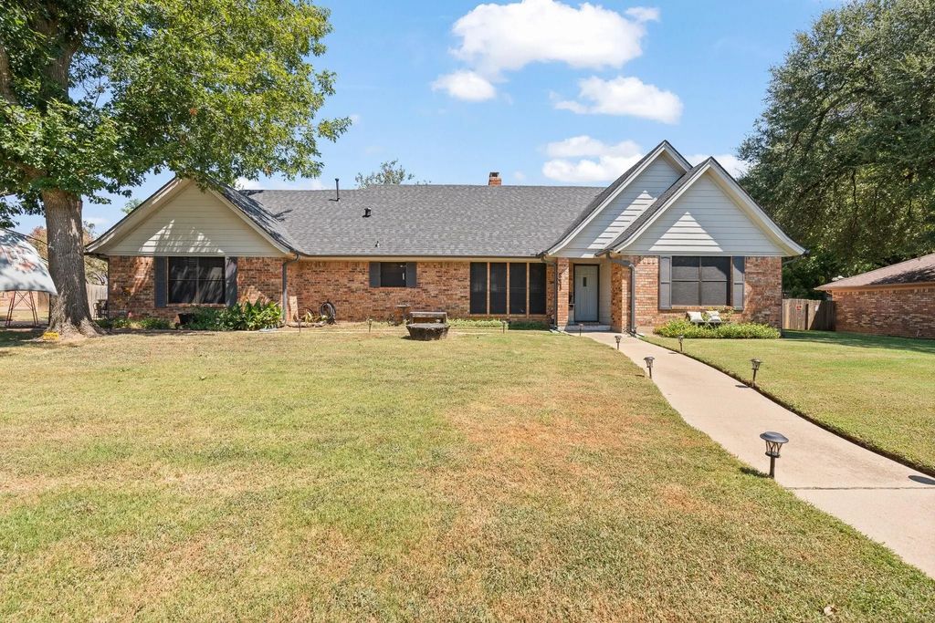 831 S Ridgeway Drive, Cleburne