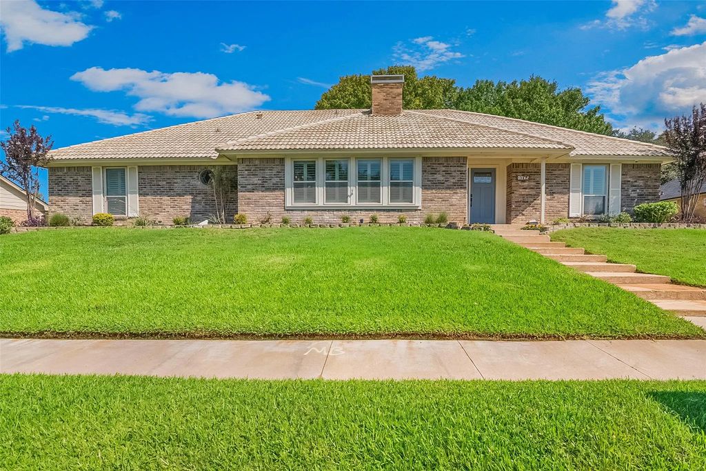 1105 Clear View Drive, Bedford