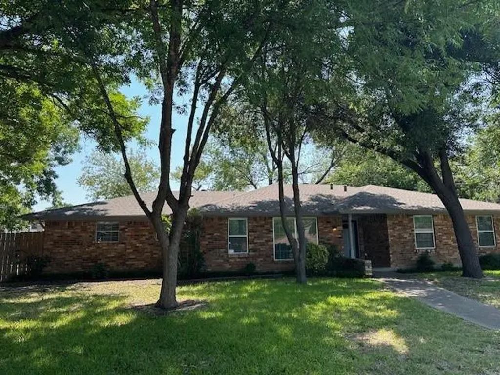 1226 Greenbriar Circle, DeSoto