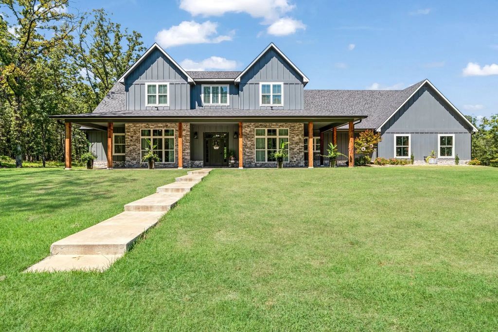 545 County Road 42540, Paris