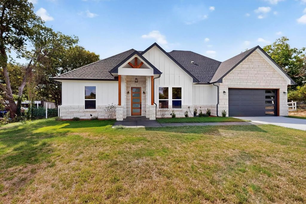 224 Ash Creek Dr W, Azle