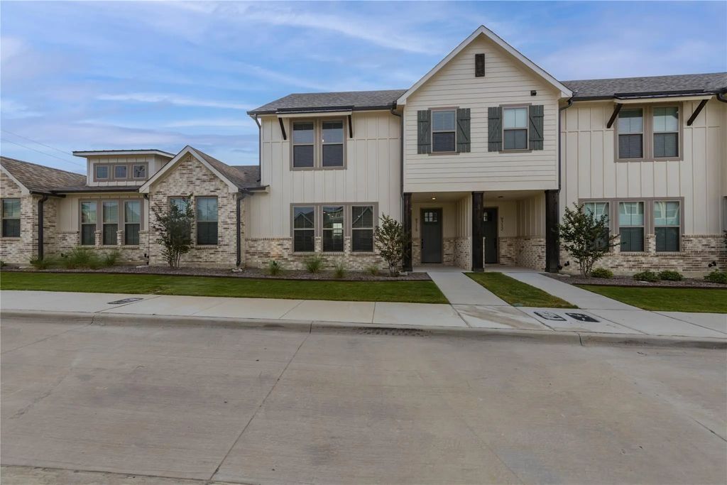 9716 Thorncrown Lane, Fort Worth