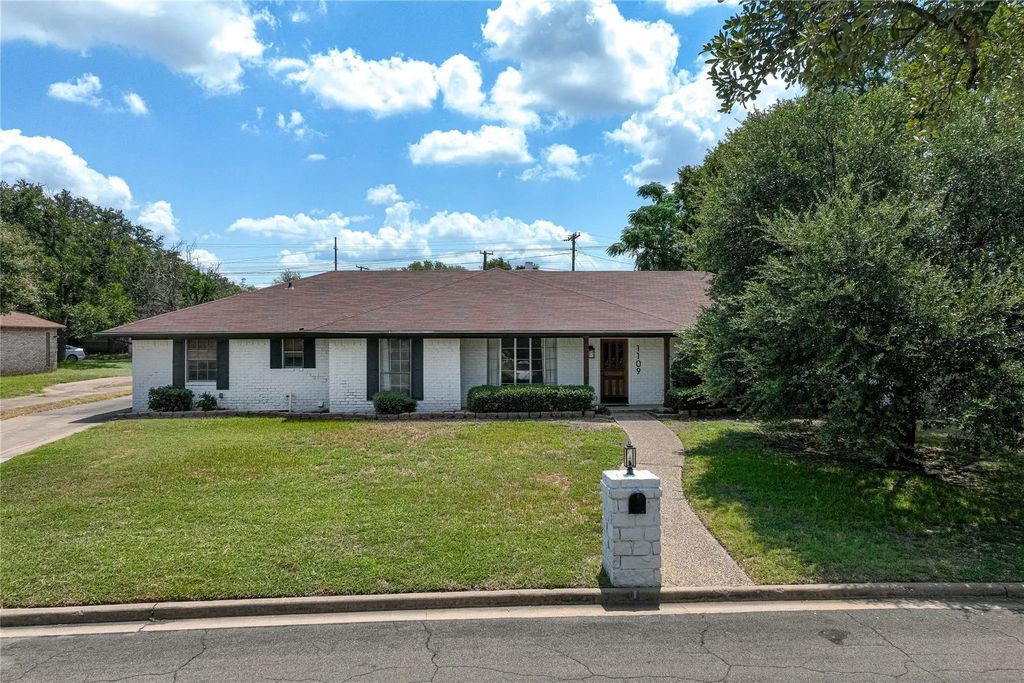 1109 Knotty Oaks Drive, Woodway