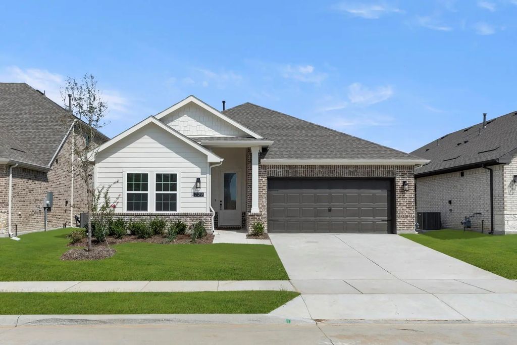 729 Waterhouse Lake Drive, Anna
