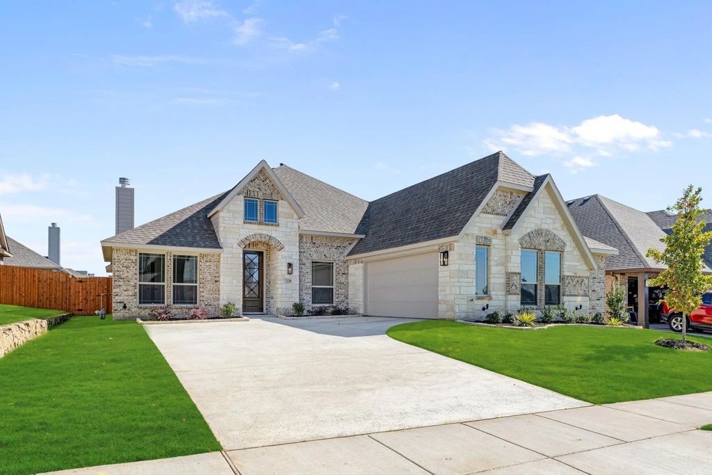 220 Comanche Trail, Alvarado