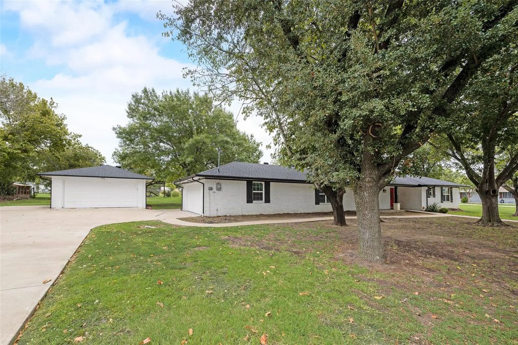 1008 Walnut Street, Royse City