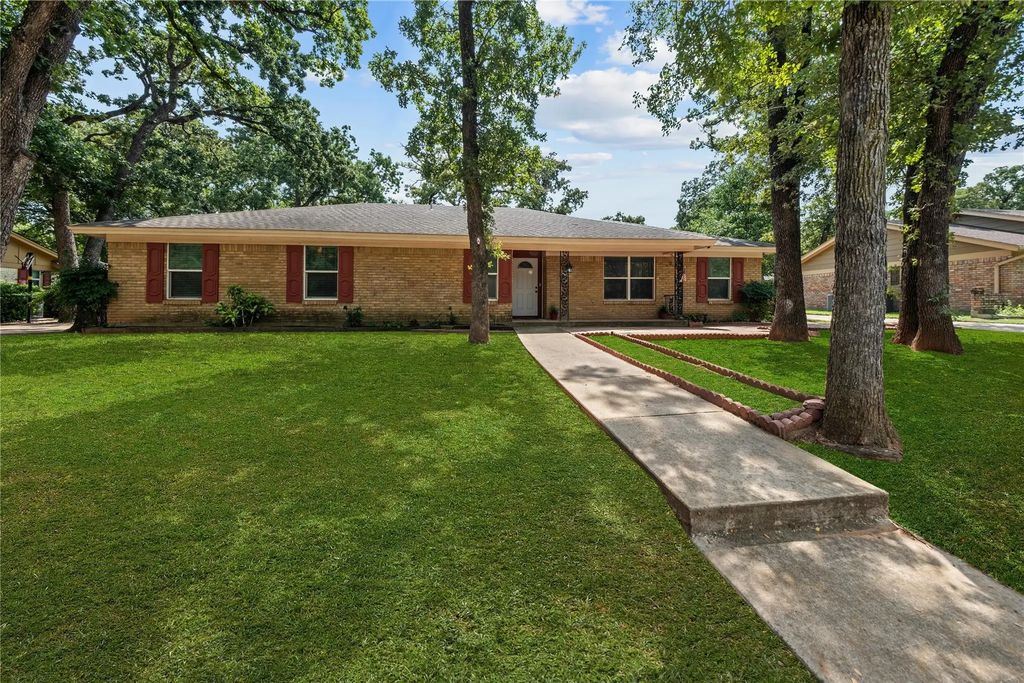 205 W Ash Lane, Euless