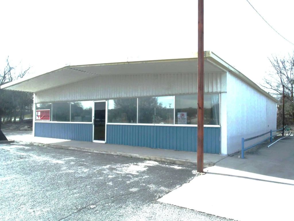 705 N Commercial, Goldthwaite